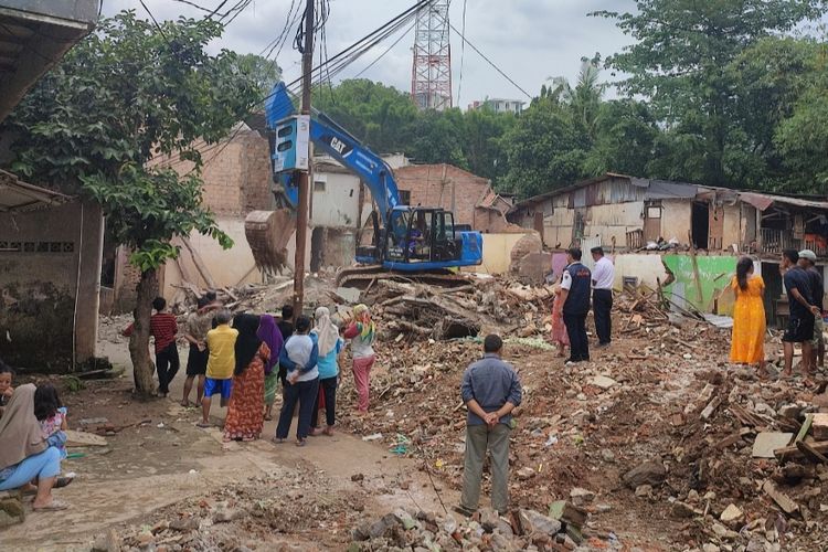 Pembongkaran rumah di RW 007 Jalan Bina Warga, Rawajati, Pancoran, Jakarta Selatan, Rabu (9/11/2022) siang, menjadi tontonan warga.