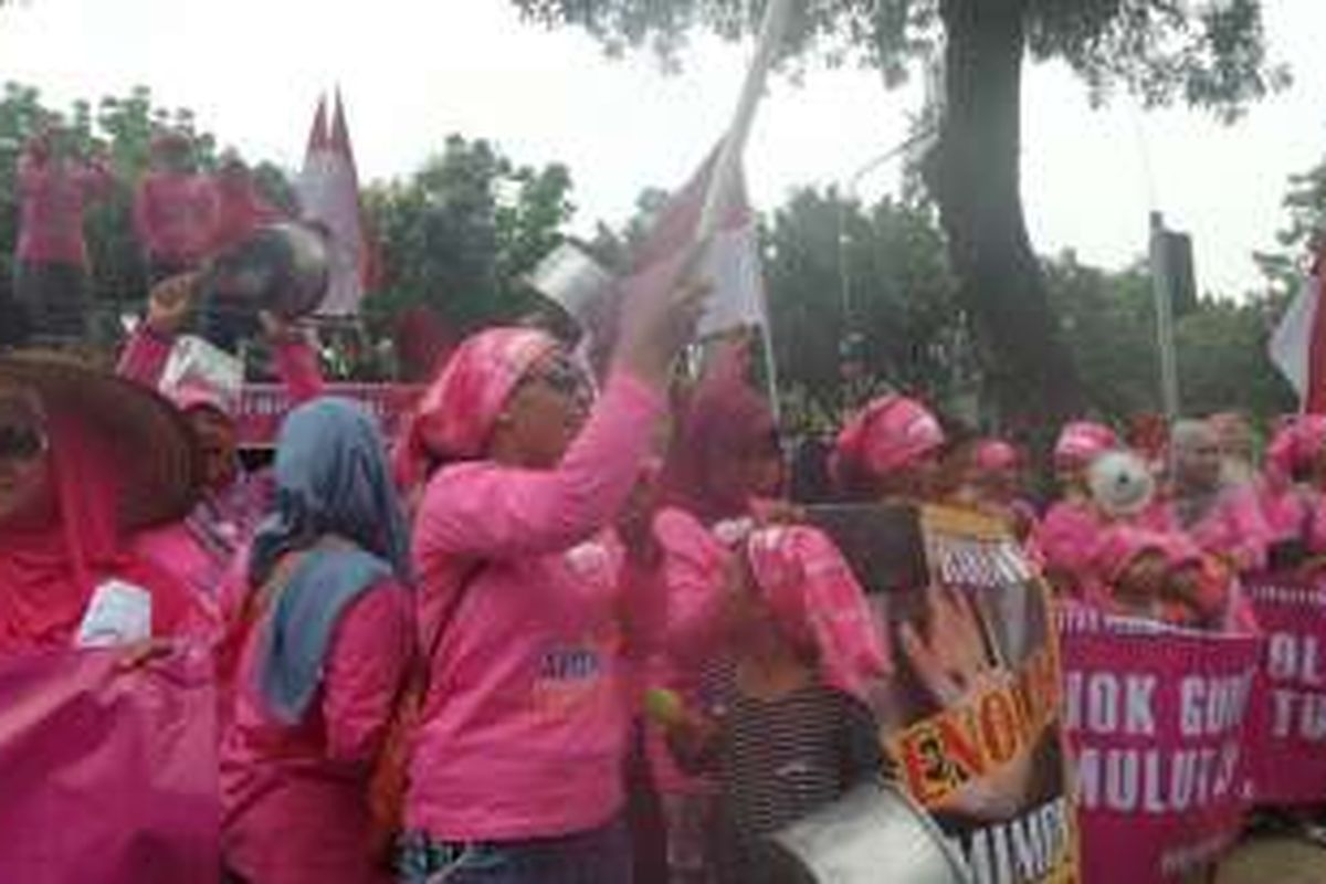 Para ibu rumah tangga yang tergabung dalam Solidaritas Perempuan NKRI melakukan aksi unjuk rasa di Balai Kota DKI Jakarta, Jalan Medan Merdeka Selatan, Junat (16/9/2016). 