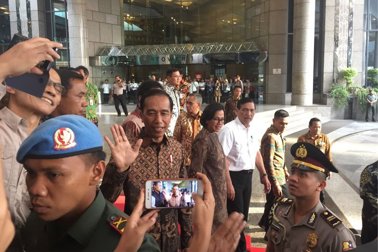 Presiden Joko Widodo bersama sejumlah menterinya saat menghadiri penutupan perdagangan 2017 di gedung Bursa Efek Indonesia, Jumat (29/12/2017). 