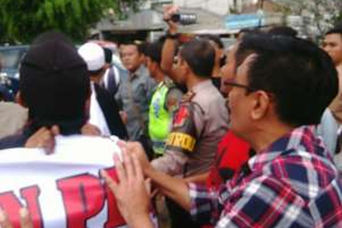 Blusukan calon wakil gubernur DKI Jakarta Djarot Saiful Hidayat di RW 08 Kelurahan Kedoya Utara, Kecamatan Kebon Jeruk, Jakarta Barat, diwarnai unjuk rasa penolakan. Rabu (9/11/2016).