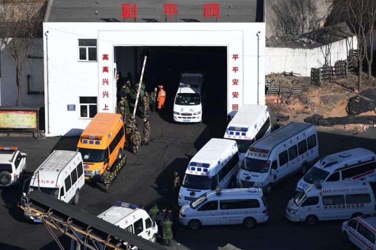 Sejumlah mobil ambulans terparkir di luar lokasi tambang batu bara Lijiagou di Koa Shenmu, Provinsi Shaanxi saat terjadinya insiden runtuh, Sabtu (12/1/2019).