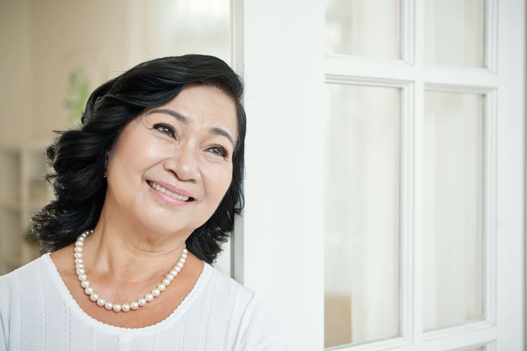  Tips Memilih Potongan Rambut untuk Wanita Usia 70-an Menurut Hairstylist