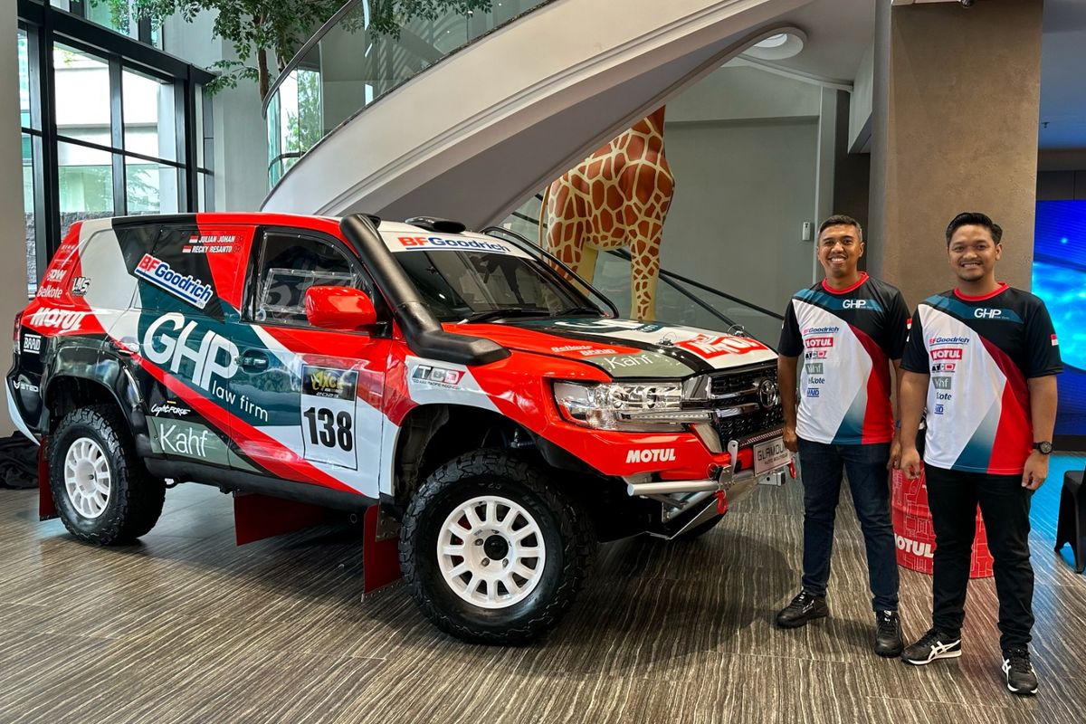 Mobil reli Lexus LX 570 yang sudah dimodifikasi menjadi Toyota Land Cruiser (LC200) untuk berkompetisi dalam Asia Cross Country Rally (AXCR) 2023