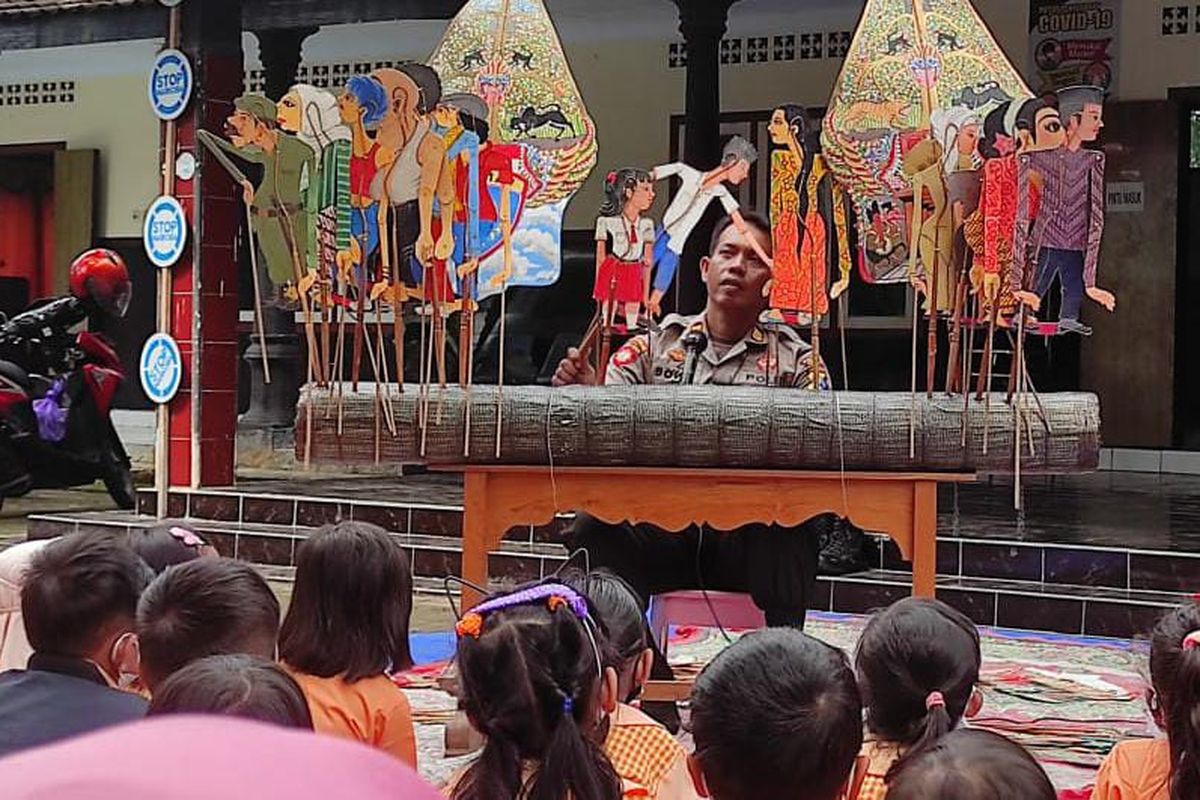 Kapolsek Pare AKP Bowo Wicaksono saat membawakan wayang edukasi di TK Dharma Wanita Desa Darungan, Kecamatan Pare, Kabupaten Kediri, Jawa Timur, Rabu (9/11/2022).