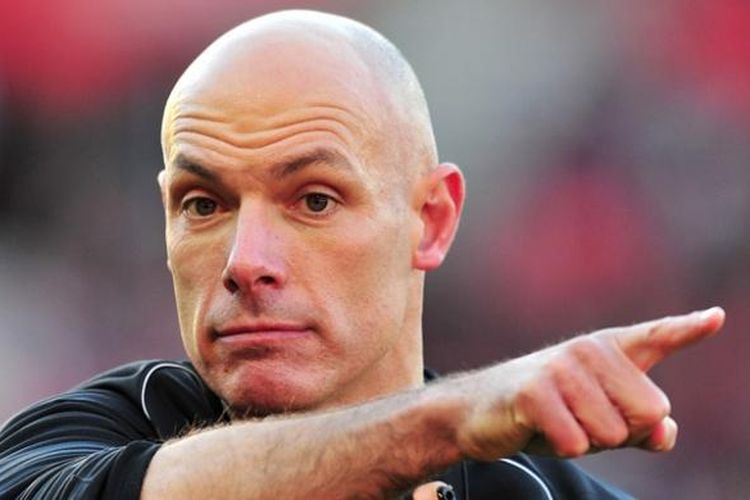 Wasit asal Inggris, Howard Webb. 