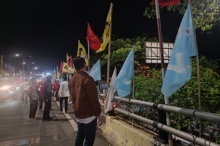 Giat penertiban alat peraga kampanye (APK) oleh Bawaslu Jakarta Timur dan KPU Jakarta Timur di flyover Pondok Kopi, Duren Sawit, Jakarta Timur, Jumat (19/1/2024) malam.
