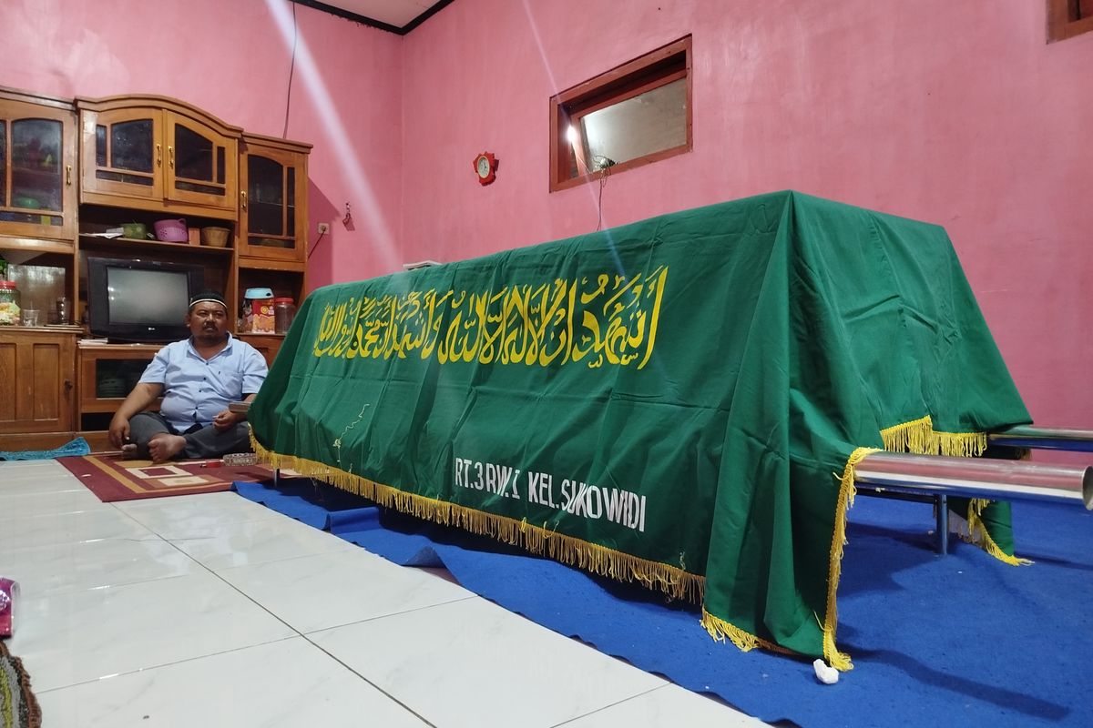 Peti jenazah Rizal Sampurna telah ditutup kain untuk didoakan oleh pelayat yang datang ke rumah duka, Senin (12/5/2025) 