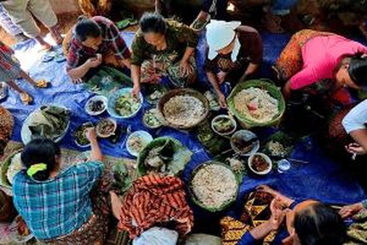 Kebersamaan di Kampung Ciptagelar, Kecamatan Cisolok, Kabupaten Sukabumi, Jawa Barat.