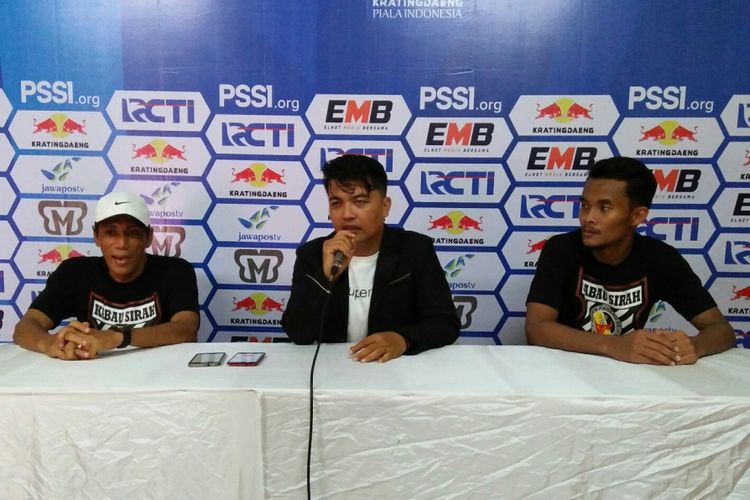 Asisten pelatih Semen Padang memberi keterang pera usai pertandingan melawan PS Tira,  Jumat (25/1/2019)