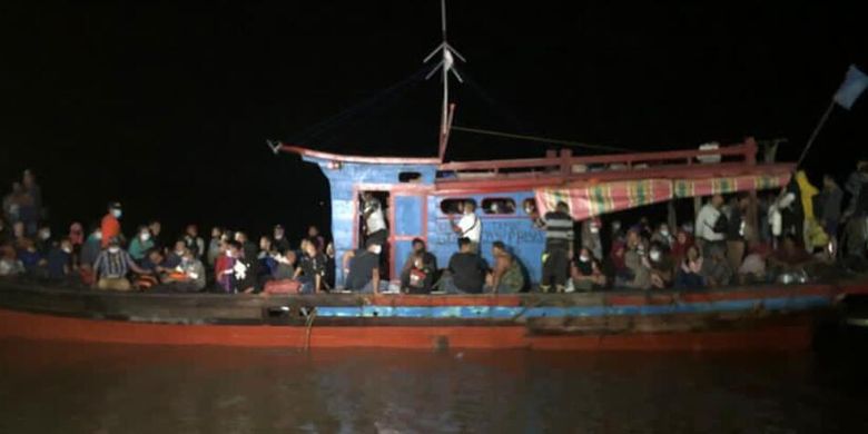 A total of 115 alleged Indonesian illegal migrant workers and children from Malaysia were arrested by the Indonesian Navy from Tanjung Balai Asahan Naval Base (Lanal) during a routine patrol on Saturday, March 13.    