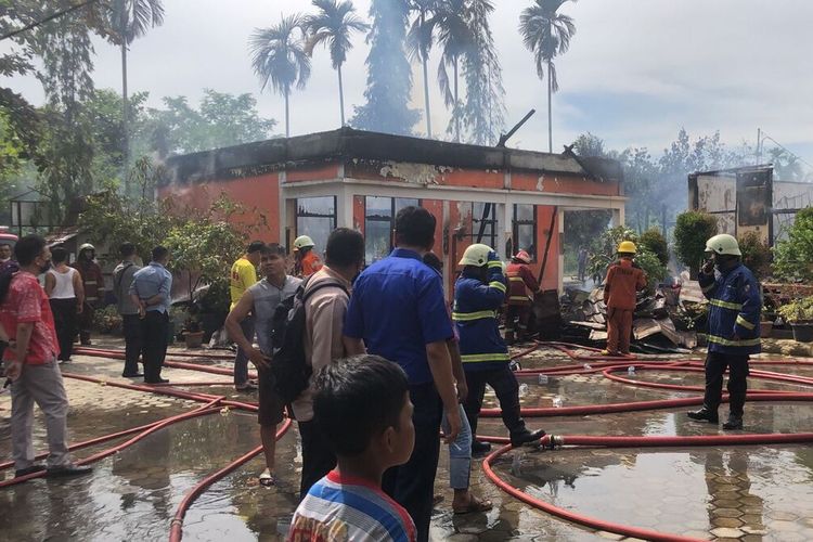 Petugas Damkar memadamkan api yang menghanguskan Sekolah Dasar Negeri (SDN) 118 di Jalan Limbungan, Kelurahan Limbungan, Kecamatan Rumbai Pesisir, Kota Pekanbaru, Riau, Jumat (15/10/2021).