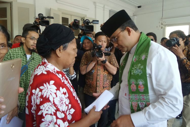 Gubernur DKI Jakarta Anies Baswedan melayani aduan warga di Balai Kota DKI Jakarta, Kamis (26/10/2017). 