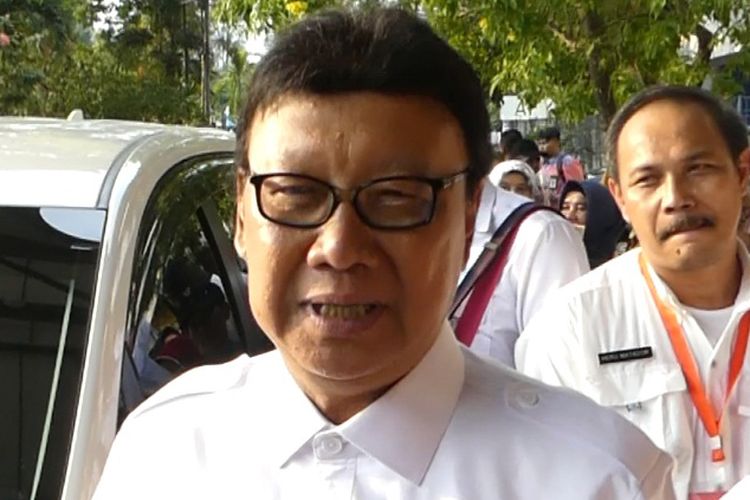 Menteri Dalam Negeri Indonesia, Tjahjo Kumolo di Stadion Manahan Solo, Jumat (25/8/2017).