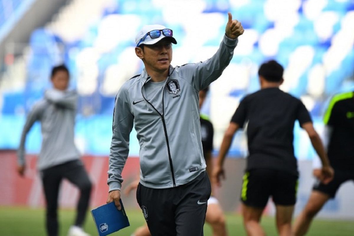 Pelatih Korea Selatan Shin Tae-yong memimpin latihan timnya jelang laga versus Swedia di Stadion Nizhny Novgorod pada 17 Juni 2018. Shin Tae-yong kini menjadi pelatih timnas Indonesia.