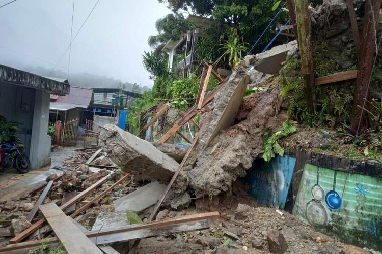 Talud penahan longsor di Dusun Kayu Putih, Negeri (Desa) Soya, Kecamatan Sirimau, Ambon ambruk, Senin (22/11/2021).