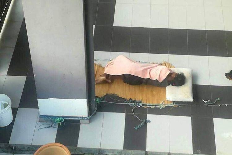 Adelina Lisao tidur di beranda rumah di Taman Kota Permai, Penang, Malaysia, ketika ditemukan Sabtu (10/2/2018). TKI asal Nusa Tenggara Timur itu ditemukan dengan berbagai luka di wajah dan kepala. Perempuan 21 tahun itu meninggal dunia sehari berselang (11/2/2018).