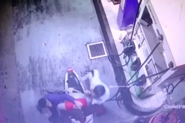 Aksi perampasan uang petugas SPBU di Surabaya tetekam CCTV.