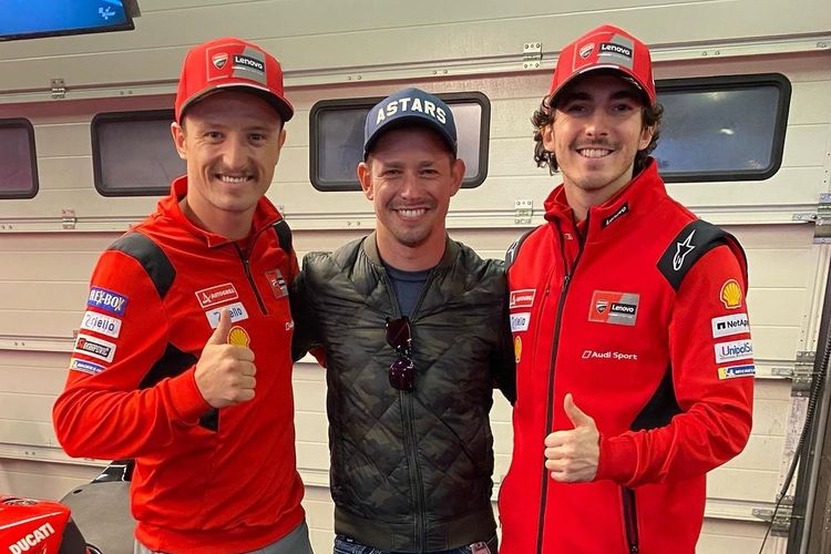 Casey Stoner bersama kedua pebalap Ducati, Jack Miller dan Francesco Bagnaia, pada MotoGP Algarve 2021