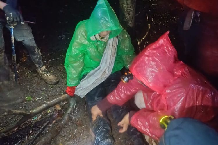Alami Hipotermia hingga Cedera Kaki, 4 Pendaki Gunung Dempo Dievakuasi