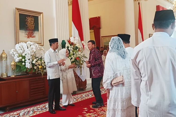 Presiden Joko Widodo dan Ibu Negara Iriana Joko Widodo bersalaman dan mengobrol dengan Kepala BIN Budi Gunawan di open house Istana Negara, Jakarta, Rabu (10/4/2024).
