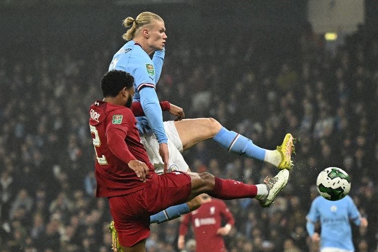 Erling Haaland saat mencetak gol dalam pertandingan Man City vs Liverpool pada babak 16 besar Piala Liga Inggris 2022-2023 di Stadion Etihad, Jumat (23/12/2022) dini hari WIB. Laga Man City vs Liverpool berakhir dengan skor 3-2. Terkini, laga Man City vs Liverpool akan kembali tersaji pada laga pekan ke-29 Liga Inggris 2022-2023. (Foto oleh Oli SCARFF / AFP) 