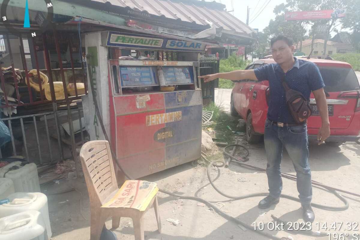 Polsek Silaen memasang police line di bengkel perbaikan mesin pertamini Pasar Silimbat Desa Sigumpar Kecamatan Sigumpar Kabupaten Toba pada Selasa (10/10/2023) siang. Di lokasi ini seorang warga tewas terkena setrum saat menanyakan proses perbaikan mesin pertamini miliknya.