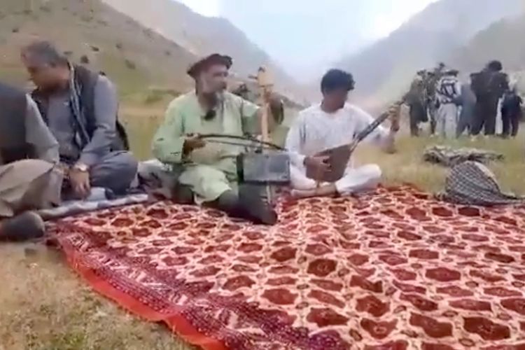 Fawad Andarabi, penyanyi folk Afghanistan ketika bernyanyi. Andarabi dilaporkan ditembak mati oleh Taliban, beberapa hari setelah kelompok itu melarang adanya musik.