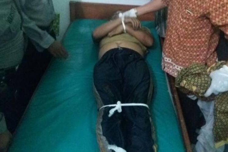 EVAKUASI -Anggota Polsek Pangkur Ngawi mengevakuasi mayat  Suparmo (36), warga Dusun Pilang,  Desa Ngompro ,Kecamatan Pangkur, Kabupaten Ngawi yang tewas tersengat listrik, Rabu ( 8 / 3 / 2017) sore. 