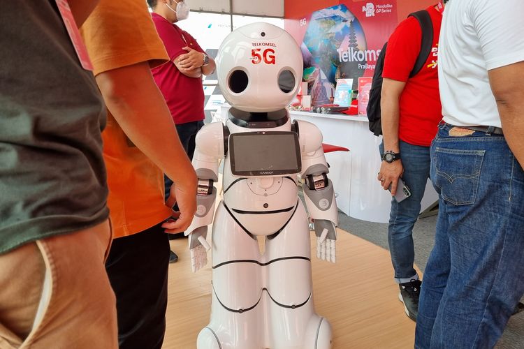 Robot 5G Telkomsel untuk menyambut tamu.