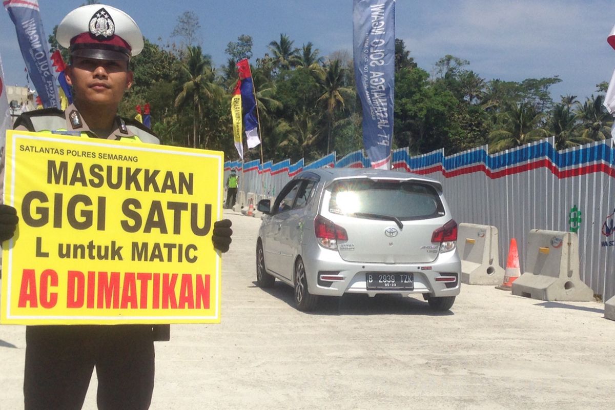 Petugas kepolisian bersiaga di titik Jembatan Kalikenteng di ruas Salatiga-Kartasura, Rabu (13/6/2018).