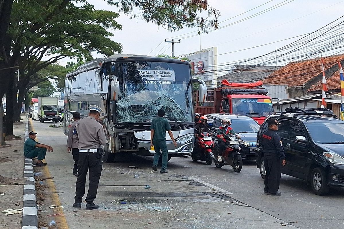 Sebuah Bus yang terlibat kecelakaan beruntun di Jalan Garut - Bandung, tepat di depan Rumah Makan Ojolali, Desa Jelegong, Kecamatan Rancaekek, Kabupaten Bandung saat di evakuasi petugas, melibatkan Sabtu (16/3/2026) sekitar pukul 12.30 WIB.