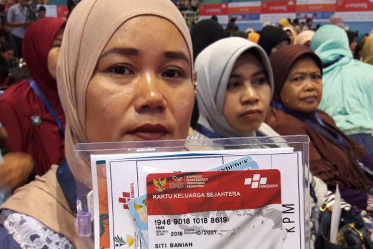Siti Baniah (37), salah seorang penerima Bantuan Pangan Non Tunai yang diluncurkan Presiden Joko Widodo, Kamis (23/2/2107).