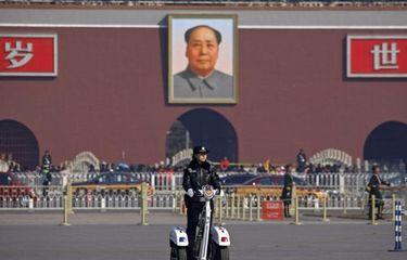 Foto Mao Zedong terpampang seakan mengawasi warga China yang berada di Lapangan Tiananmen.