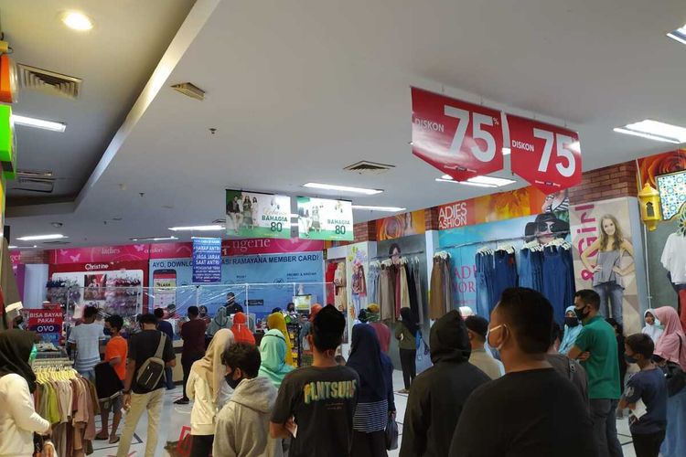 Warga di Ambon menyerbu pusat perbelanjaan Maluku City Mal sehari menjelang lebaran Idul Fitri 1441 Hijriah untuk membeli pakaian dan juga kebutuhan pokok lainnya, Sabtu (23/5/2020)