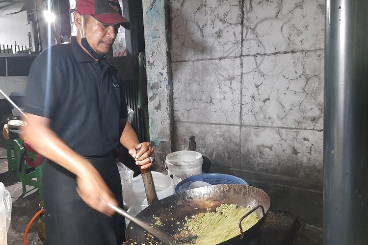 Mujianto (Tole) saat memasak nasi goreng pelangi di Jalan Panglima Polim V, Jakarta Selatan