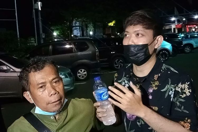 Sopir Slamet dan penyunting video konten prank KDRT Baim Wong, Putro, saat ditemui di Polres Metro Jakarta Selatan, Senin (24/10/2022).
