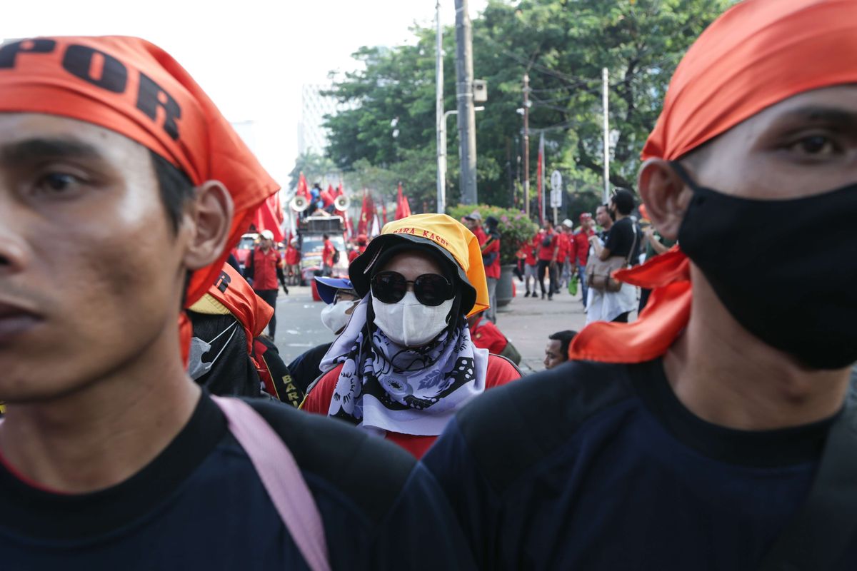 Massa melakukan demonstrasi di kawasan Patung Kuda Arjuna Wijaya, Jakarta Pusat, Selasa (13/9/2022). Massa buruh hingga mahasiswa turun ke jalan untuk menolak kenaikan harga BBM