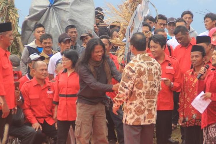 Penyerahan wayang dari seniman Sujono kepada Ketua DPP PDIP Nusyirwan Sudjono dalam perayaan HUT PDI Perjuangan ke 44 di lereng Gunung Sumbing di Dusun Kacetan, Desa Ngargosoko, Kecamatan Kaliangkrik, Kabupaten Magelang, Minggu (29/1/2017).