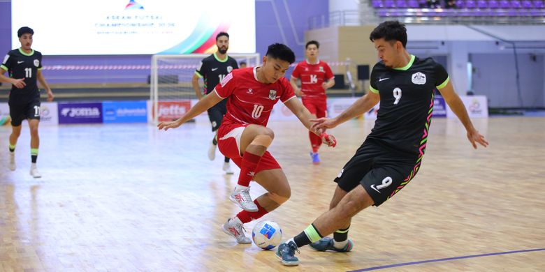 Aksi Muhammad Sanjaya saat mengecoh Nima Abbas Jafari pada laga Timnas Futsal Indonesia vs Australia pada matchday ketiga ASEAN Futsal Championship 2026 di GOR Nonthaburi, Thailand, Rabu (8/4/2026) sore WIB.