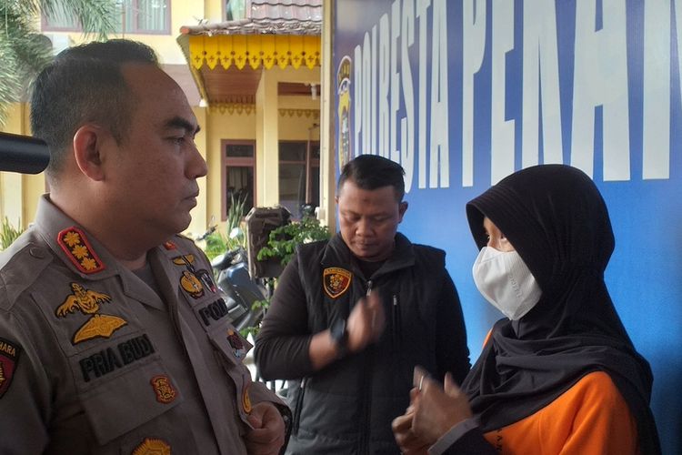 Kapolresta Pekanbaru Kombes Pol Pria Budi saat menginterogasi pelaku penelantaran kucing dalam konferensi pers di Polresta Pekanbaru, Jumat (7/10/2022).