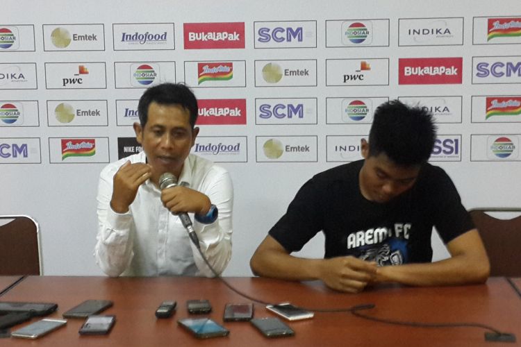 Pelatih Arema FC, Joko Susilo alias Gethuk dalam konferensi pers usai ditahan imbang Bhayangkara FC dalam fase penyisihan Grup E Piala Presiden 2018 di Stadion Kanjuruhan, Kabupaten Malang, Selasa (30/1/2018)