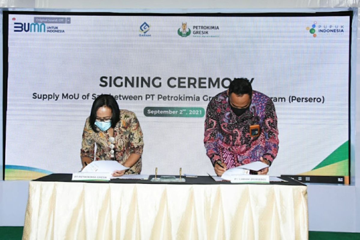 Direktur Operasi & Produksi PT Petrokimia Gresik Digna Jatiningsih (kiri) bersama Direktur Utama PT Garam Achmad Ardianto, saat menandatangani nota kesepahaman di Gresik, Kamis (2/9/2021).