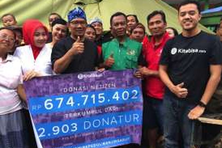 Ridwan Kamil bersama Alfatih Timur (CEO Kitabisa.com) menyerahkan donasi untuk korban Banjir Garut