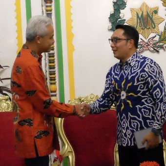 Gubernur Jawa Tengah Ganjar Pranowo dan Gubernur Jawa Barat Ridwan Kamil di Pura Mangkunegaran Kota Solo, Jawa Tengah, Jumat (28/10/2022).