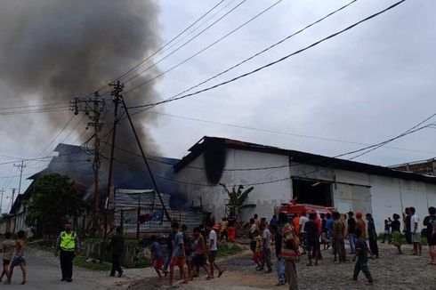 Mes Karyawan Gudang Perusahaan Ekspedisi di Lampung Habis Terbakar