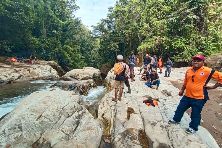 Foto : Tim Sar gabungan mencari wisatawan yang tenggelam di destinasi wisata Cunca Wulang, Desa Cunca Wulang, Kecamatan Mbeliling, Kabupaten Manggarai Barat, NTT, pada Kamis (14/4/2022).