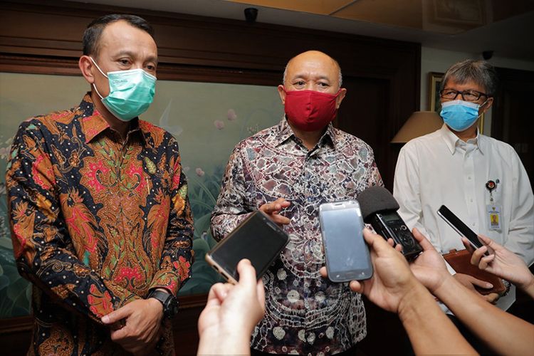 Menkop UKM Teten Masduki bersama Ketua Umum Perbarindo Joko Suyanto. (DOK. Kemenkop UKM)