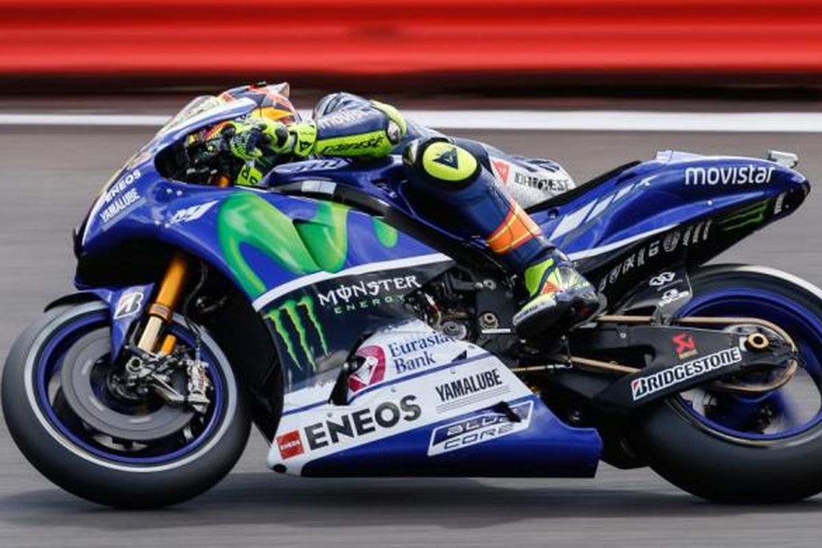 Pebalap Movistar Yamaha asal Italia, Valentino Rossi, memacu motornya pada sesi kualifikasi GP Inggris di Sirkuit Silverstone, Sabtu (29/8/2015).