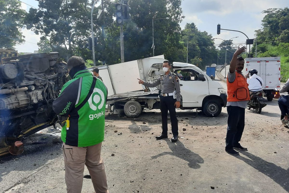 Kecelakaan di JLS akibat rem truk blong mengakibatkan empat orang luka-luka.