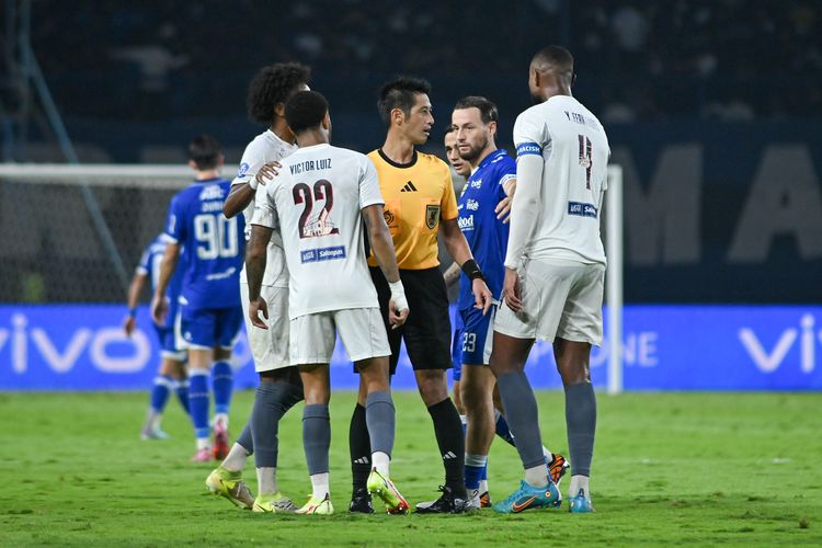 Wasit asal Jepang Yudai Yamamoto mulai bertugas di Super League 2025-2026 pada laga tunda pekan ke-8 duel Persib Bandung vs PSM Makassar, Sabtu (27/12/2025) di Stadion Gelora Bandung Lautan Api (GBLA). 